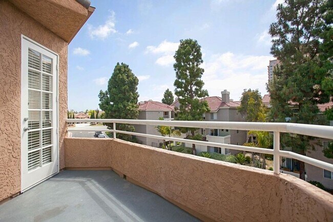 Building Photo - Gorgeous and Updated Top Floor Condo Home ...