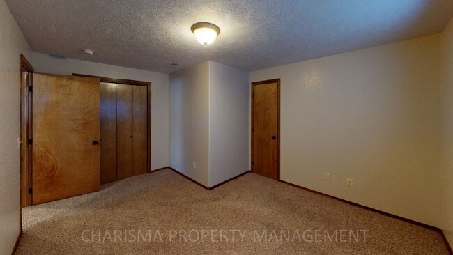 Building Photo - BEAUTIFUL 3 BD, 2 BA TOWNHOME WITH A FULLY EQUIPED KITCHEN, VAULTED CEILINGS, FIREPLACE, ATTACHED...