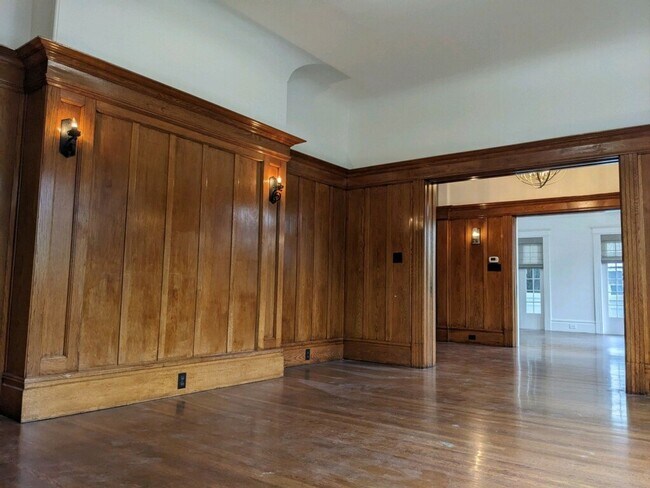 Building Photo - Spacious 4+ Bedroom House in Jordan Park with 2-Car Parking