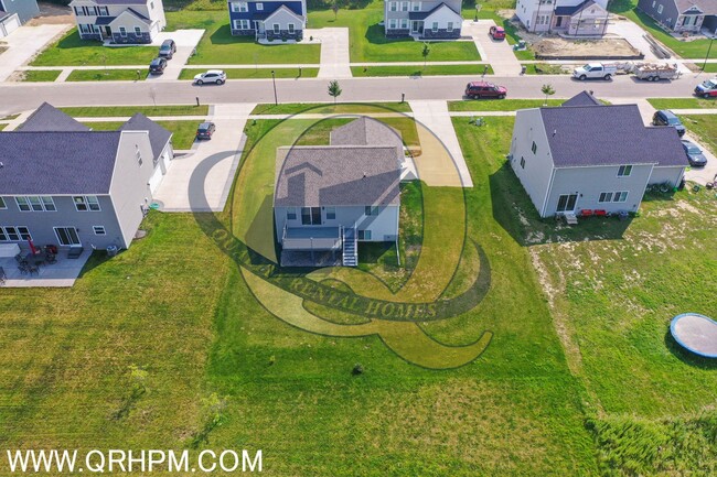 Building Photo - Immaculate Upgraded 3-Bed / 2-Bath Home in...