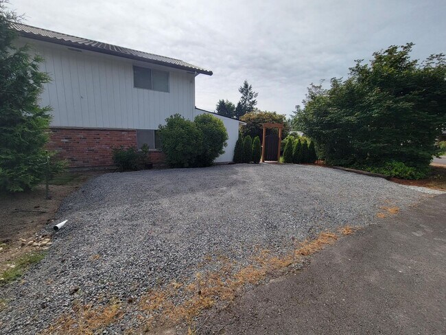 Building Photo - One Bedroom/One Bath