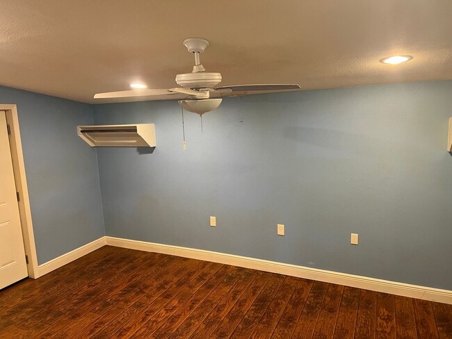 Building Photo - 2 Bed 2 Bath Cottage