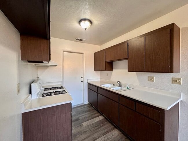 Building Photo - Charming 2 Bedroom Home in 55+ Valle Hermosa Community for Lease!