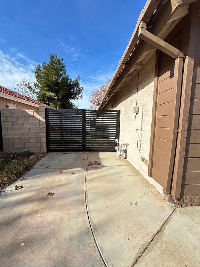 Building Photo - Spacious East Palmdale Home