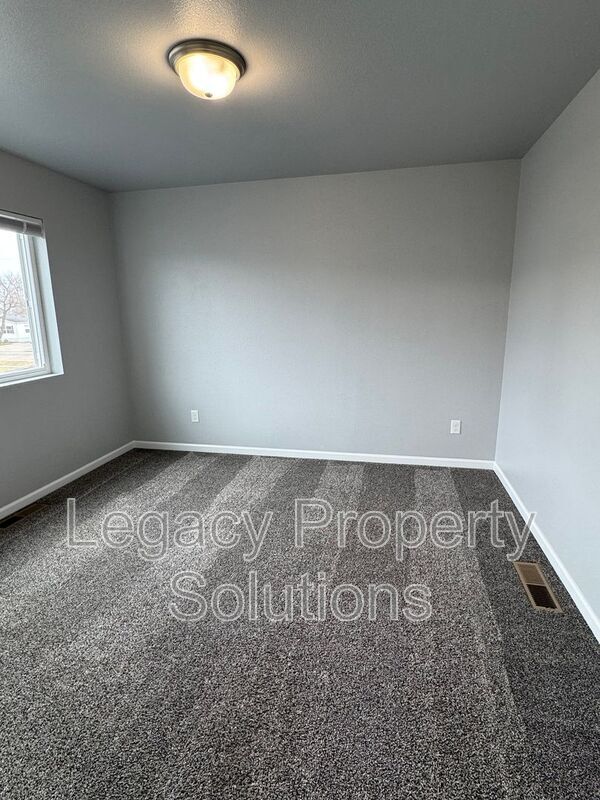 Building Photo - 719 Hillcrest Dr SE