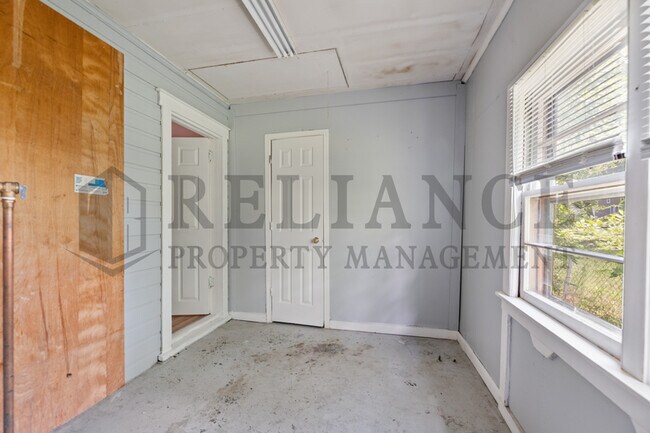 Building Photo - 415 E Vine St