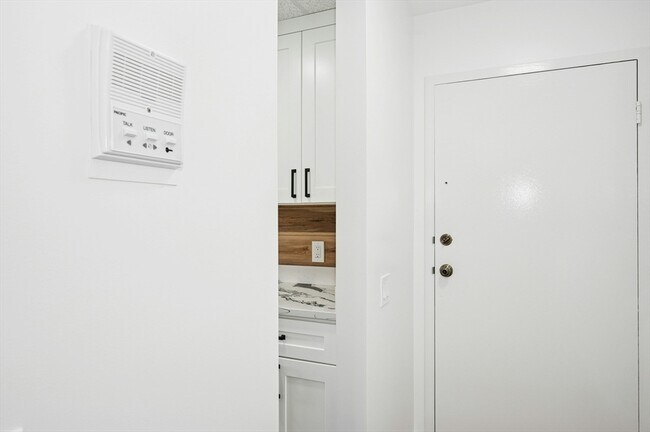 Building Photo - 10 Shrewsbury Green Dr