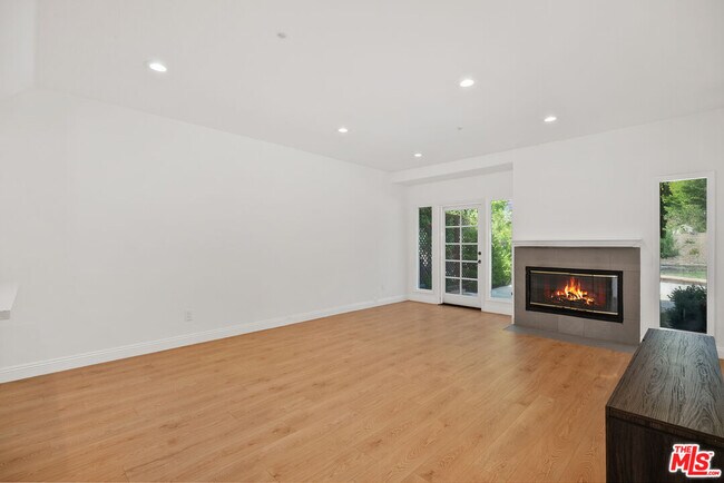 Building Photo - 622 Palisades Dr