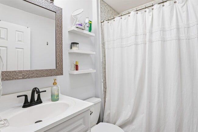 Building Photo - 635 Madison St