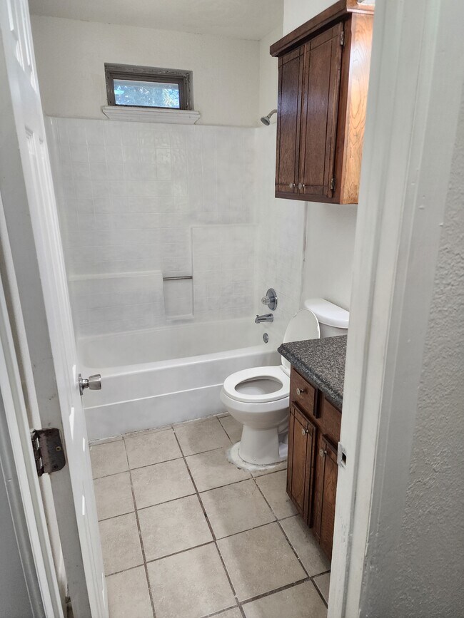 Building Photo - 807 S Jones Ln