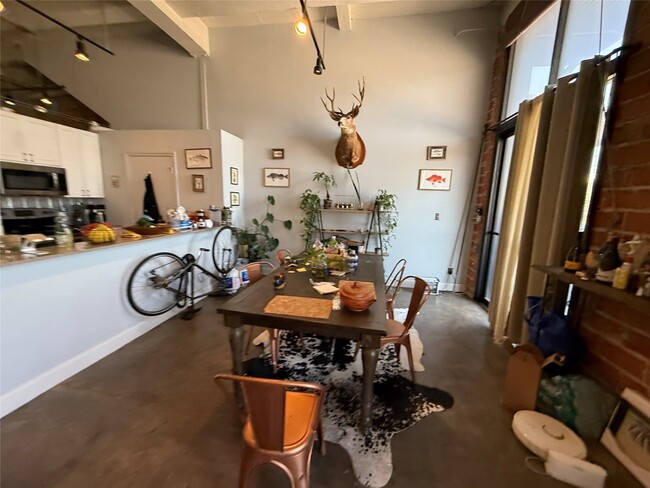 Building Photo - 915 N San Jacinto St