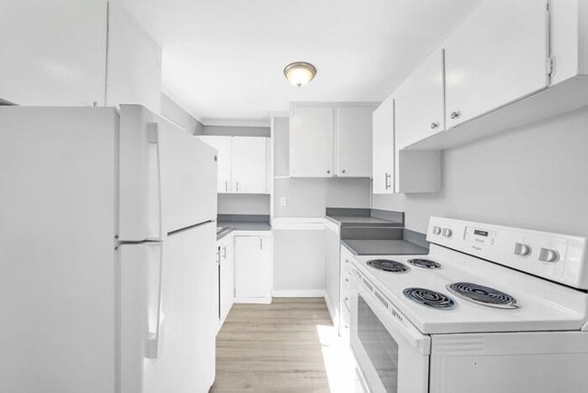 Building Photo - Completely Remodeled unit!! Pets OK.