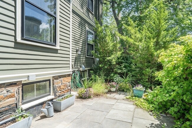 Building Photo - 64 Gorham St