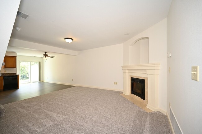 Building Photo - 2 bedroom, 2.5 baths townhouse with 1 car garage in Oak Valley Estates!