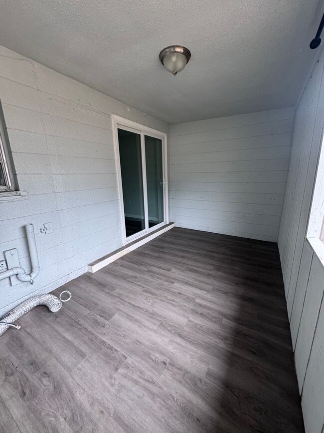 Building Photo - 2 Bedroom 1 Bath Duplex with Washer/Dryer!...