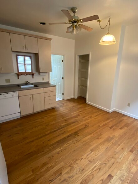 Building Photo - 1501 Summit St