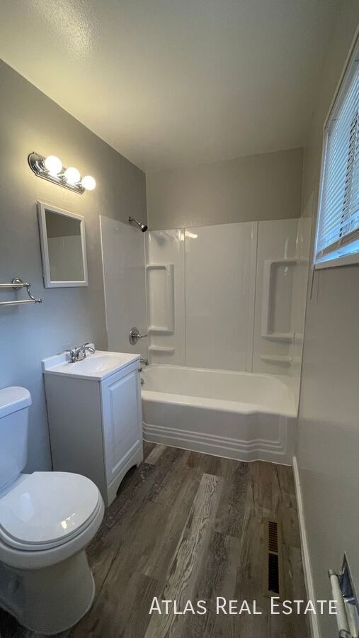 Building Photo - Beautiful 1 Bedroom 1 Bath Located Right O...