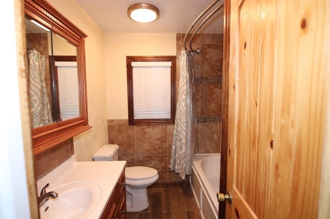 Building Photo - 890 Parsons Dr