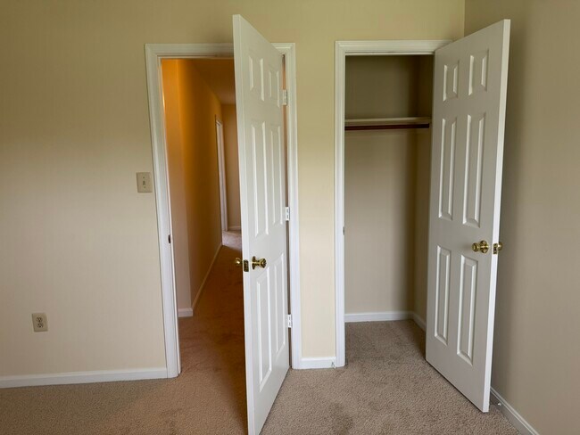 Building Photo - 15538 Port Washington Ct