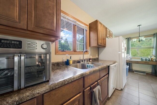 Building Photo - 2 bedroom 1 bathroom Duplex FOR RENT (subl...