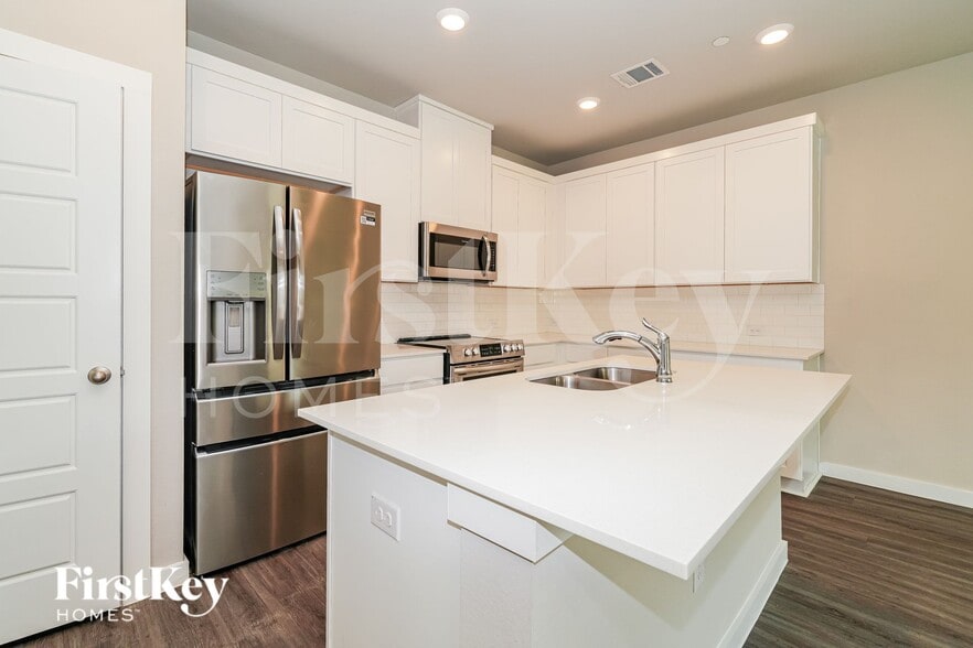 Building Photo - 18330 W Centro Cir