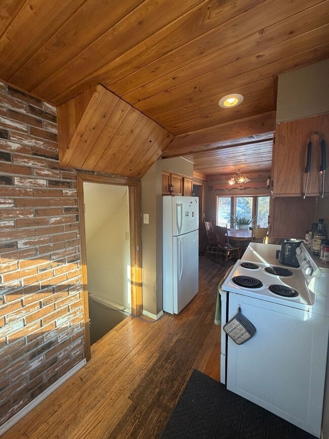 Building Photo - AVAILABLE JUNE -4 Bed, 2 Bath Home with Garage!