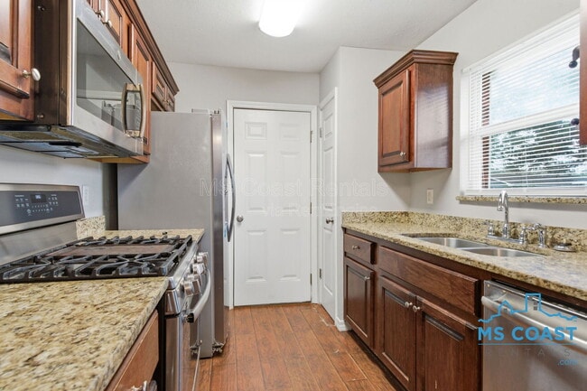 Building Photo - 208 Charles Ave