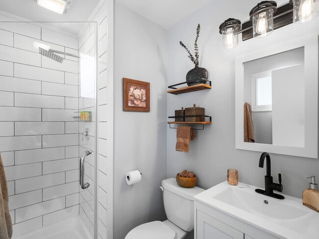 Building Photo - 670 Treeside Dr