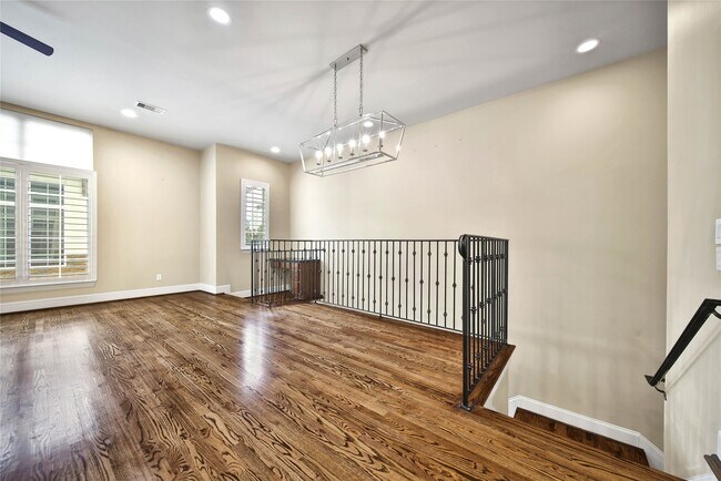 Building Photo - 902 W 23rd St