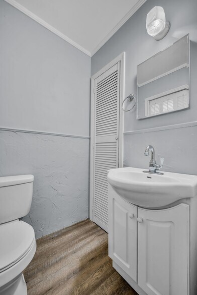 Building Photo - 205 W Lake Dr