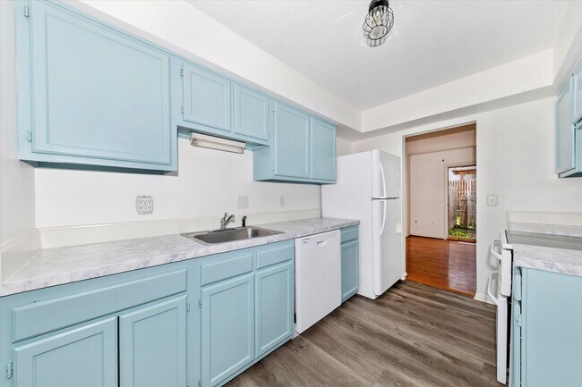Building Photo - Churchill Town Rental