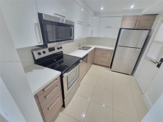 Building Photo - 3301 N Country Club Dr