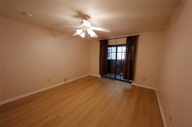 Building Photo - 1510 W N Loop Blvd