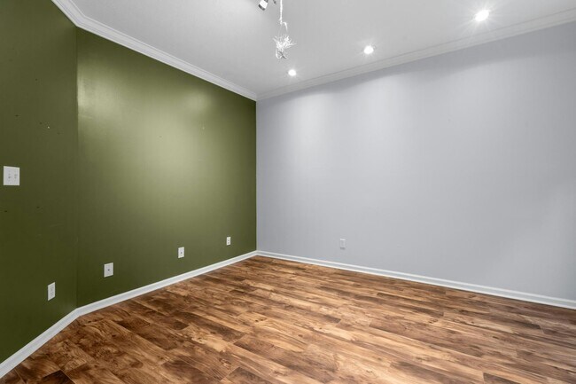 Building Photo - 3510 King Edward Wy