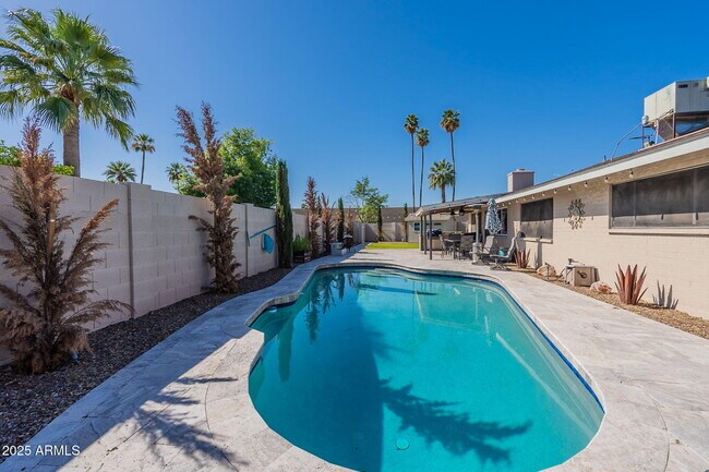Building Photo - 4021 S Holbrook Ln