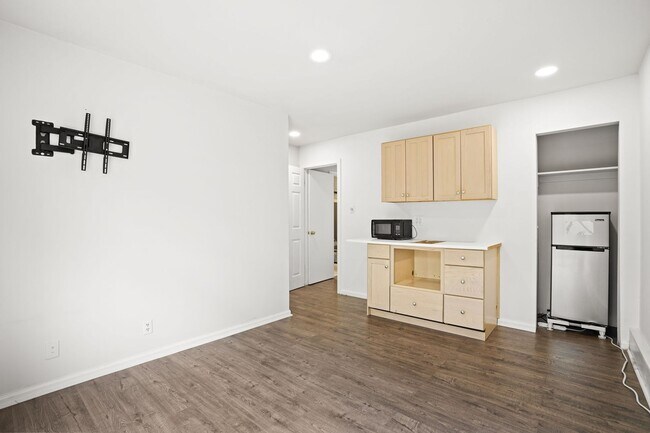 Building Photo - Modern Comfort in Sought-After Gaithersburg