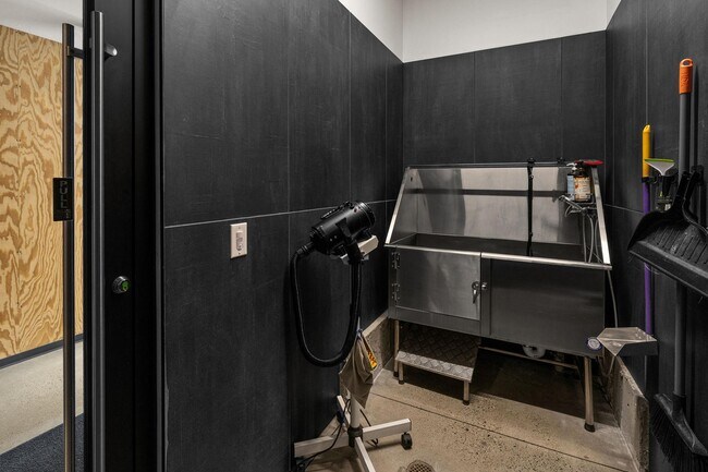 Building Photo - 221 E Oak St