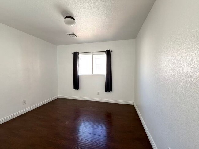 Building Photo - Beautiful 2-story home offering 3 bedrooms, 2.5 bathrooms