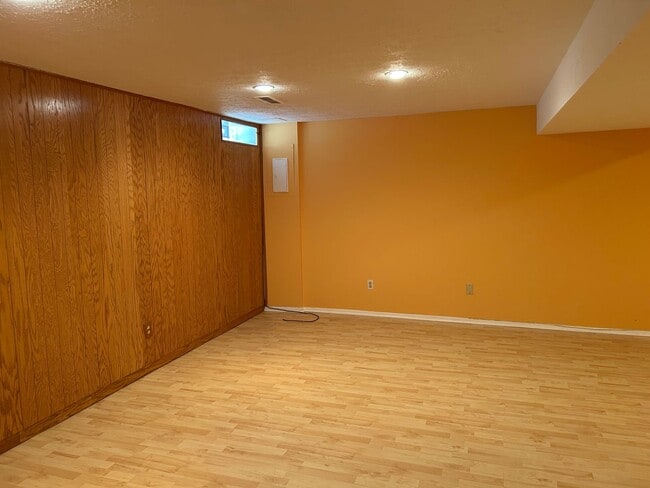 Building Photo - 3 Bedroom Condo with Full Finished Basement for Rent