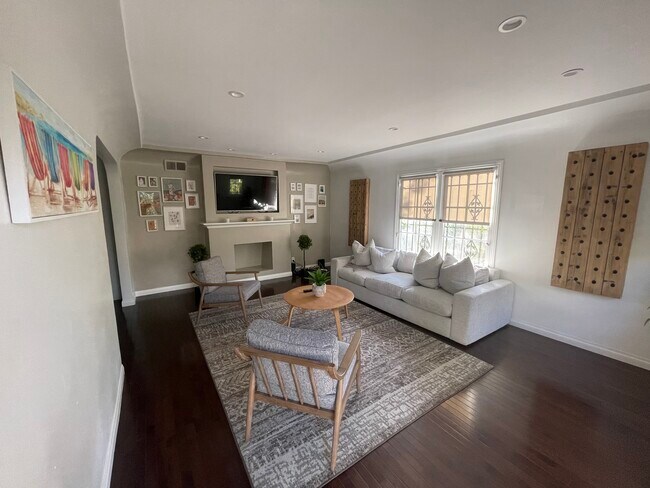 Building Photo - 432 N Gardner St