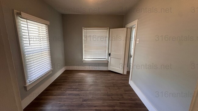 Building Photo - $849 - 2 bed 1 bath - Single Family Home L...