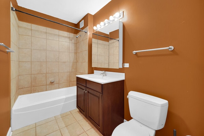 Building Photo - 420 E Waterside Dr