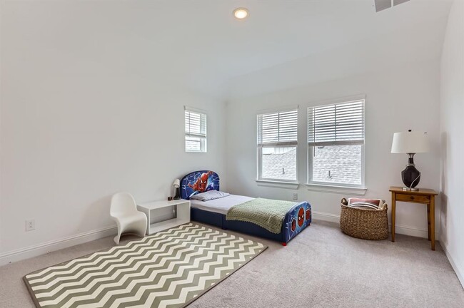 Building Photo - 542 Round Vly Trl