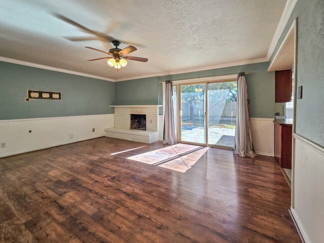 Building Photo - Move-In Ready Dallas Gem — 4 Bedrooms, 2 Living Areas, and a Big Private Yard