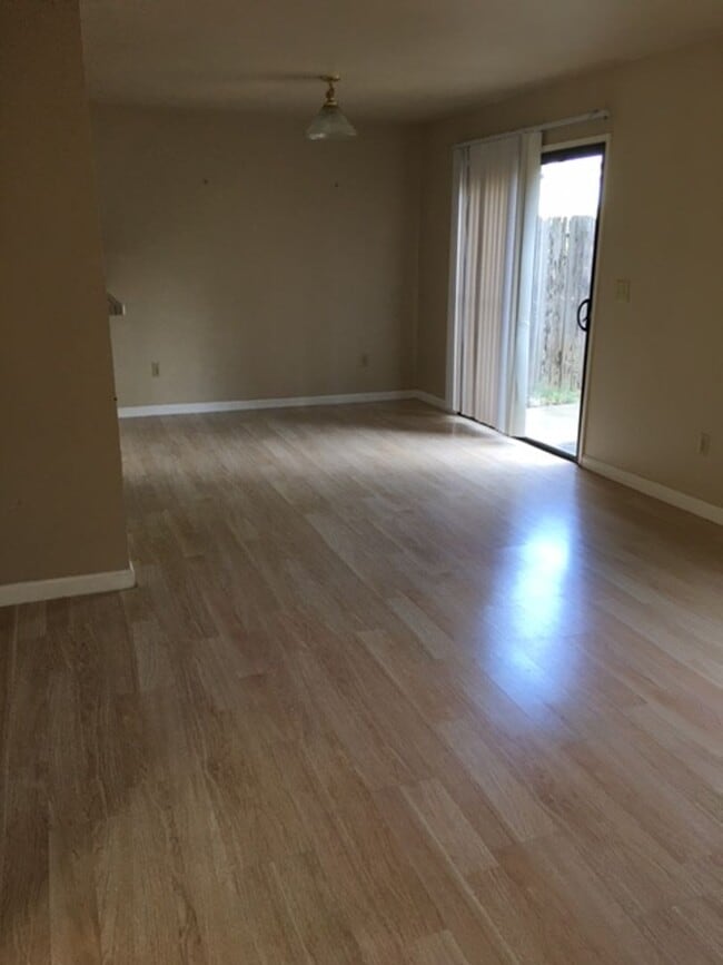 Building Photo - 3 Bedroom Townhouse in Yuba City- AVAILABLE NOW!!