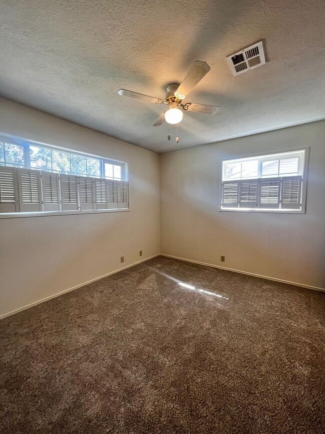 Building Photo - 3 Bedroom, 2.5 Bath House
