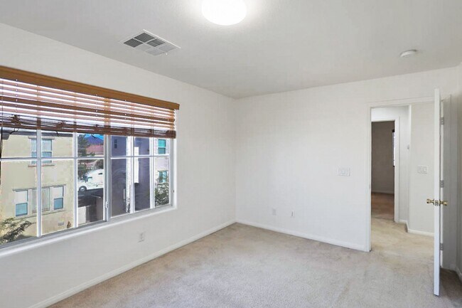 Building Photo - Beautiful 3 Bed Home With 3 Full Baths And Bed and Full Bath On 1st Floor