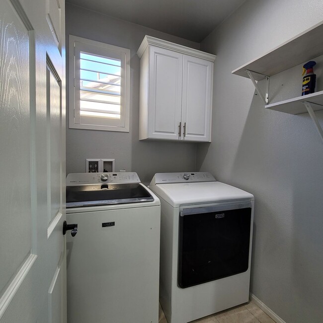 Building Photo - E. Ventura Newer Construction 3+2.5 bath H...