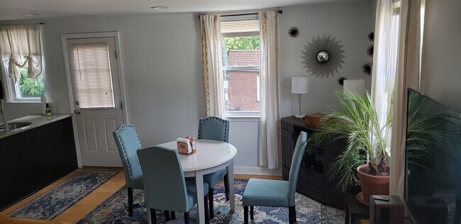 Building Photo - 278 Valley View Road