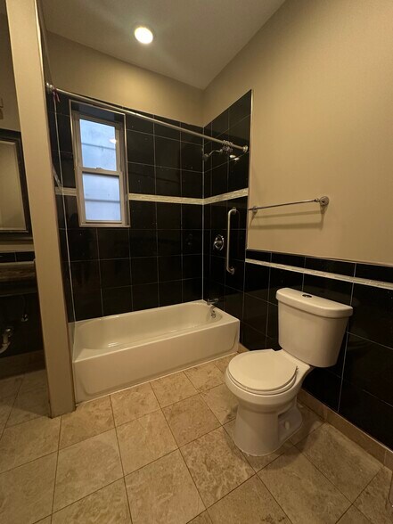 Building Photo - 3002 S Homan Ave